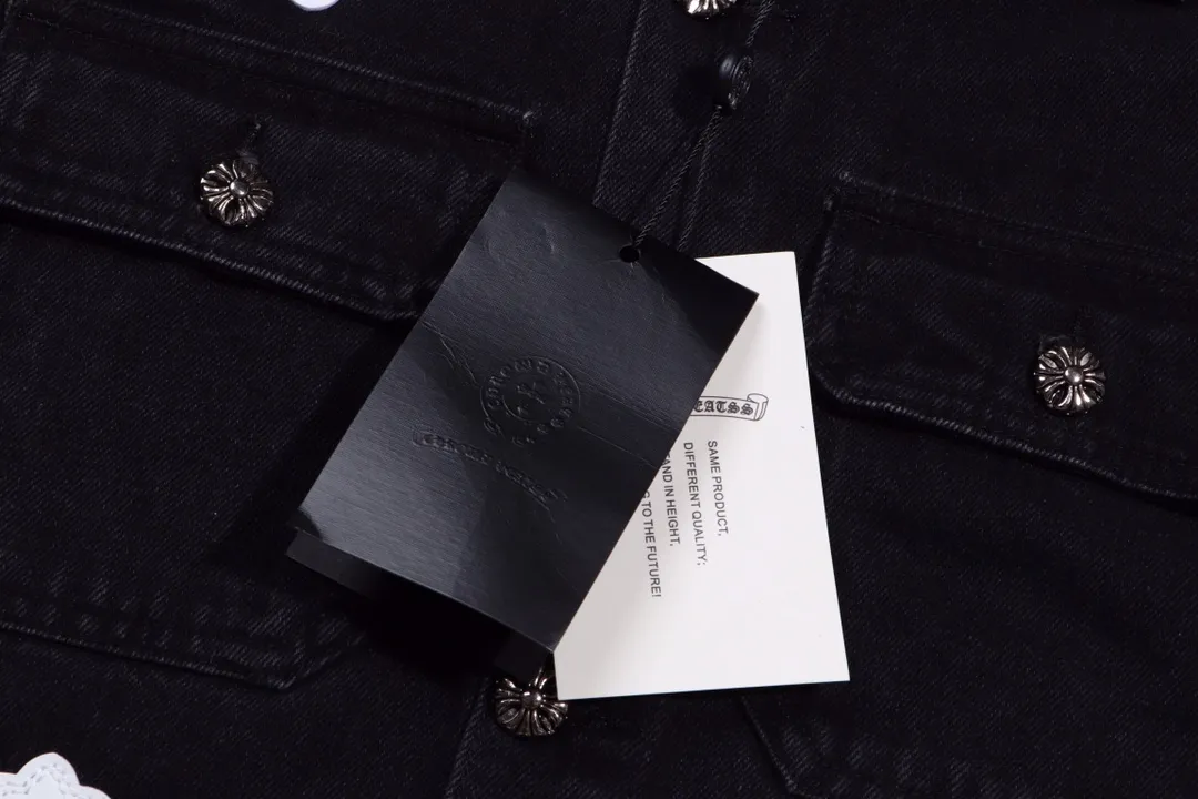 P270 model number: H343 Chrome Hearts leather cross patchwork embroidered shirt jacket! OS version can be worn by both men and women! The fabric is made of twill gauze cotton fabric! The texture is clear and smooth, not easy to wrinkle or fade! The embroidery process is complex and repetitive. There are more than 20 leather labels. It takes 6 repeated embroideries to complete the back body. ✅The requirements for the embroidery machine are very strict, and the distance is 45 cm! It won’t work if the spacing is too big, and it won’t work if it’s too small! We make clothes with care, and every detail must be restored one to one! The hardware is all carved and cast, and they are all genuine from the original factory! This piece of clothing consumes a lot of material, with more than 3 meters of material used for one piece of clothing! After the garment is made, it needs to be fixed at high temperature, washed at a water temperature of more than 70 degrees, and softened by adding softener to make the upper body softer and smoother! There is a flap on the sleeve that can be stored into short sleeves! Make it fit that understanding ⚠️ Color: Black Size: S-XL